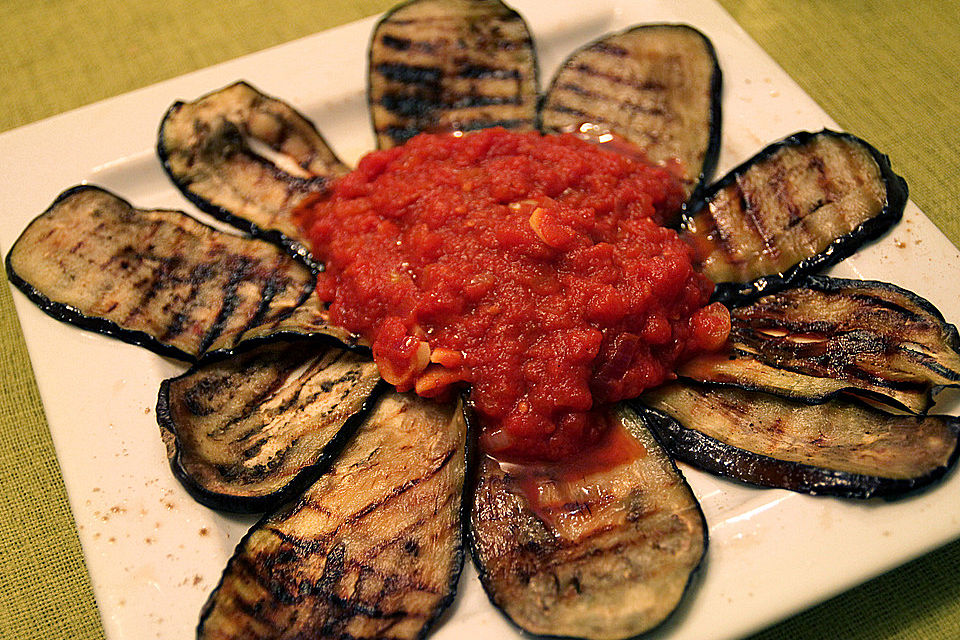 Gegrilltes Auberginen-Carpaccio mit scharfer Tomatensalsa