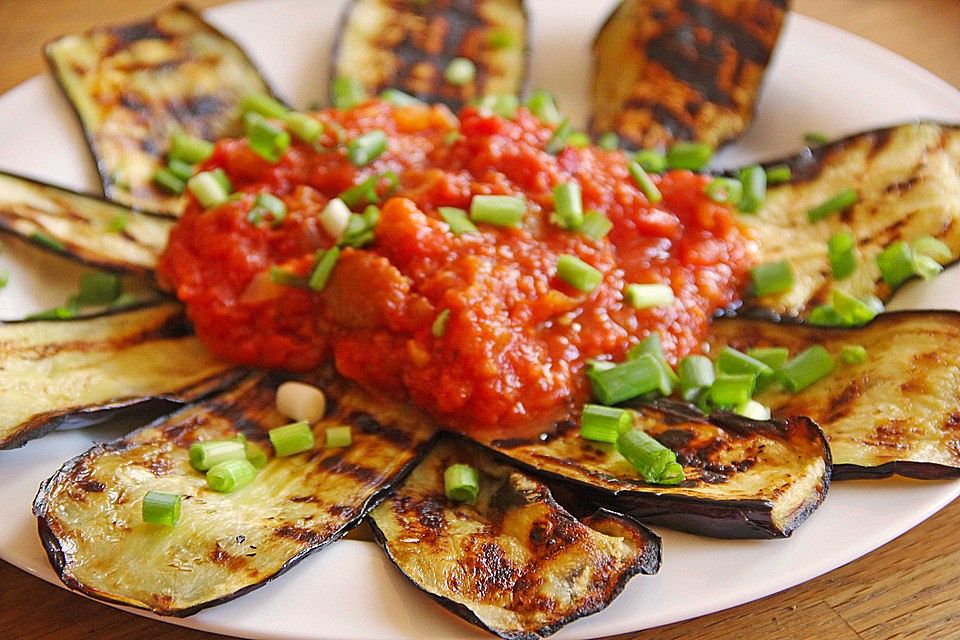 Gegrilltes Auberginen-Carpaccio mit scharfer Tomatensalsa