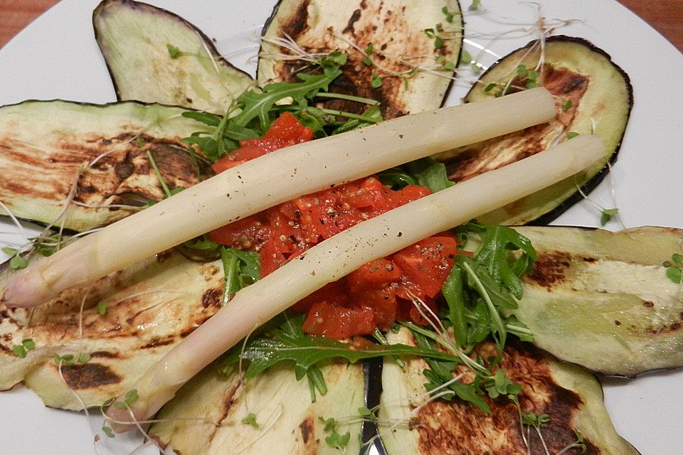 Gegrilltes Auberginen-Carpaccio mit scharfer Tomatensalsa