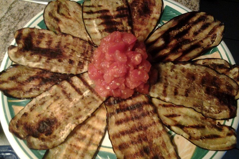 Gegrilltes Auberginen-Carpaccio mit scharfer Tomatensalsa