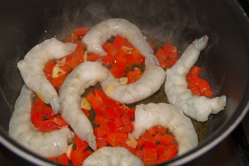 Frische Gambas mit Knoblauch, Oliven und Petersilie