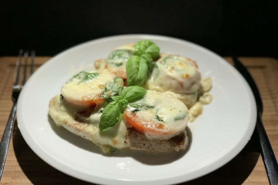 Hähnchenbrustfilet mit Tomate und Mozzarella überbacken