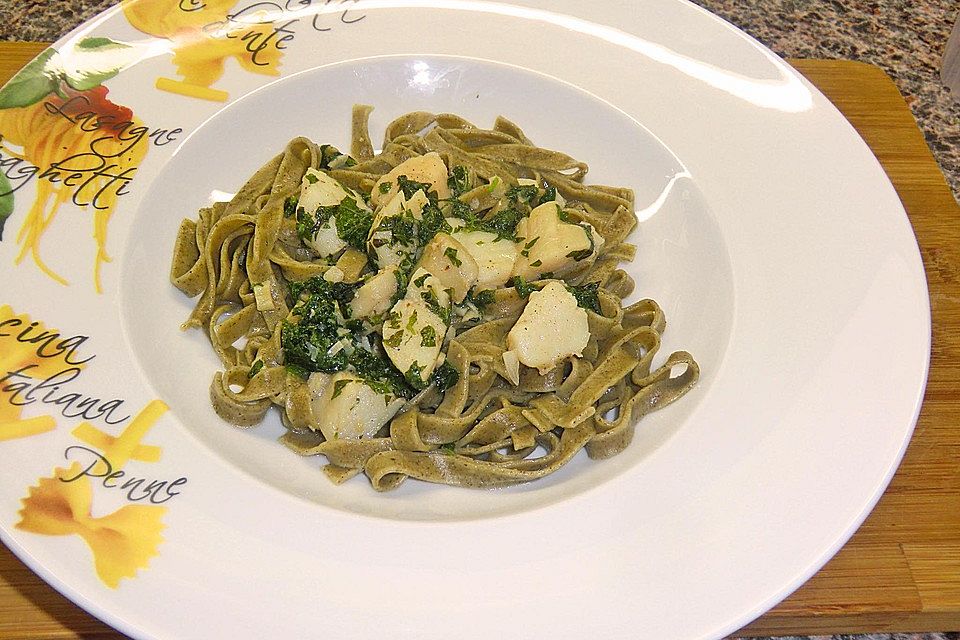 Grüne Pasta mit Jakobsmuscheln in Knoblauchbutter