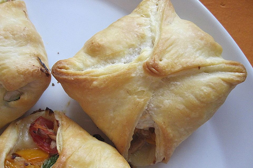 Gefüllte Blätterteigtaschen - Würstchen und Thunfisch mit Gemüse, auch als Strudel