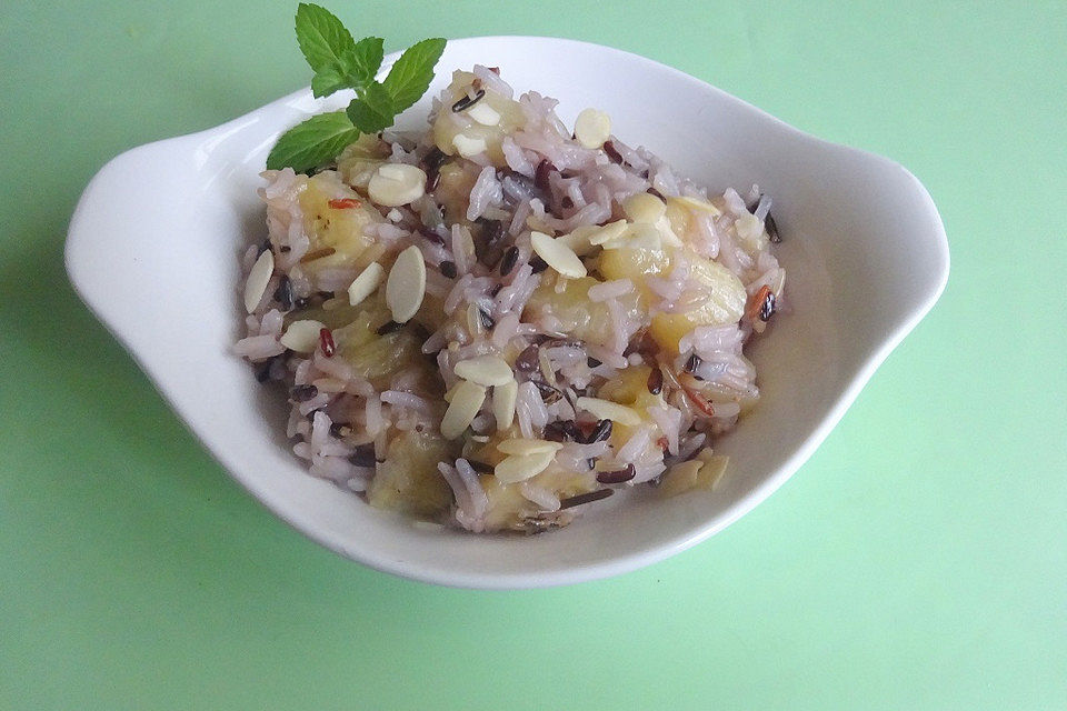 Flambierter Reis mit Ananas und Banane