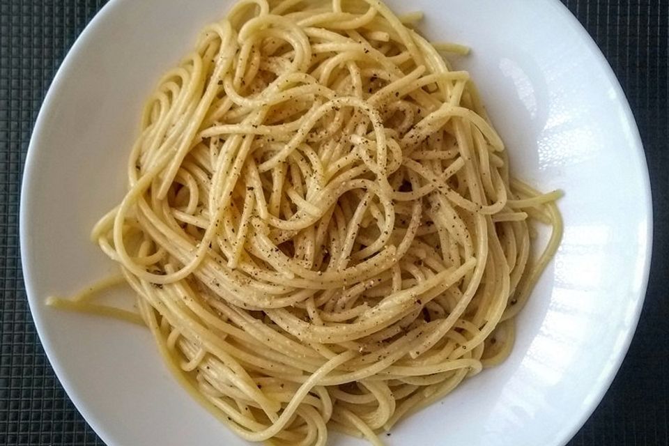 Spaghetti mit Pfeffer und Käse