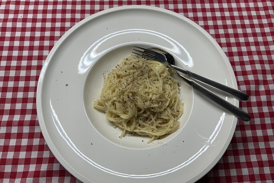 Spaghetti mit Pfeffer und Käse