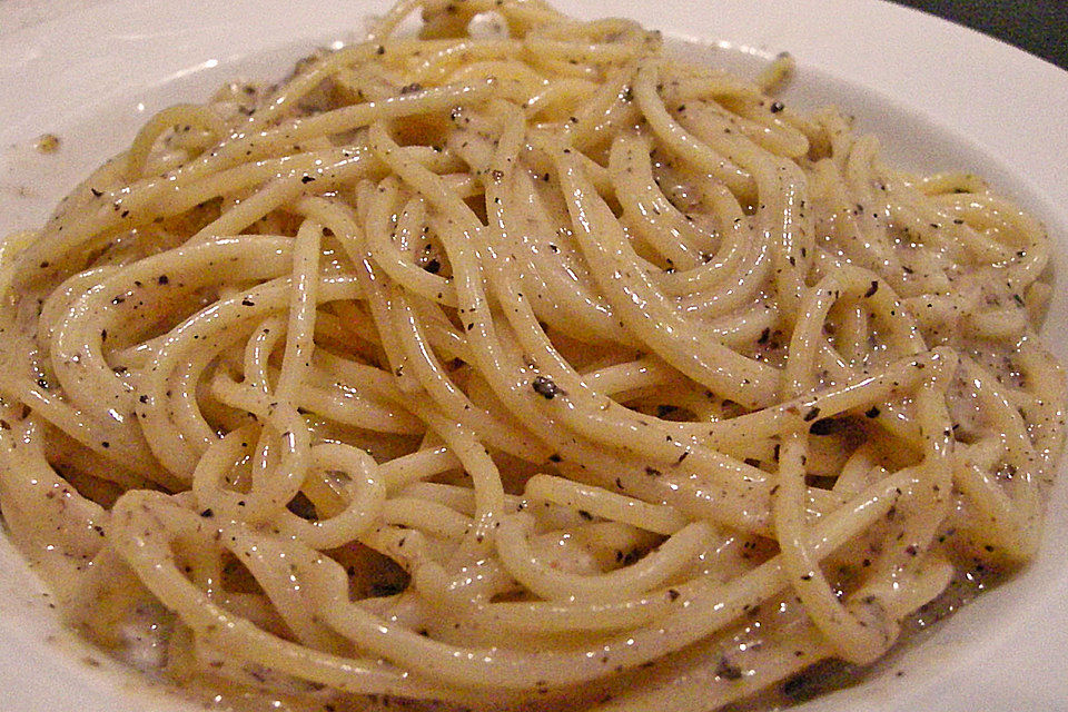 Spaghetti mit Pfeffer und Käse