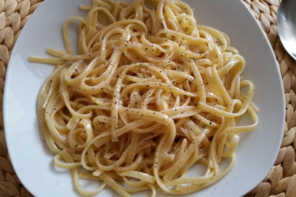 Spaghetti mit Pfeffer und Käse