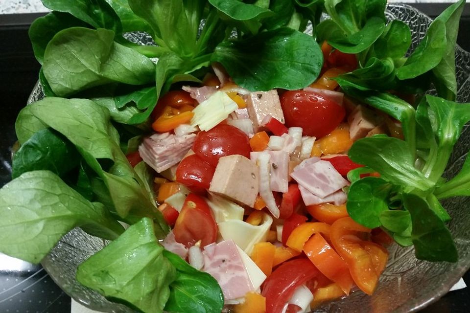 Feldsalat mit Paprika und Fleischwurst