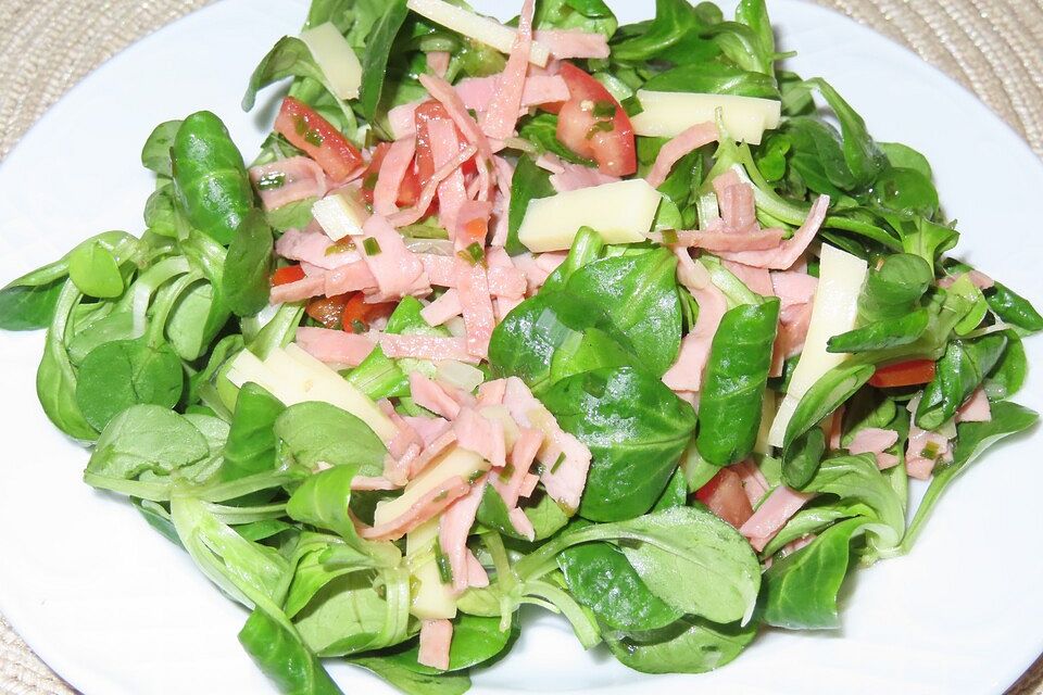 Feldsalat mit Paprika und Fleischwurst