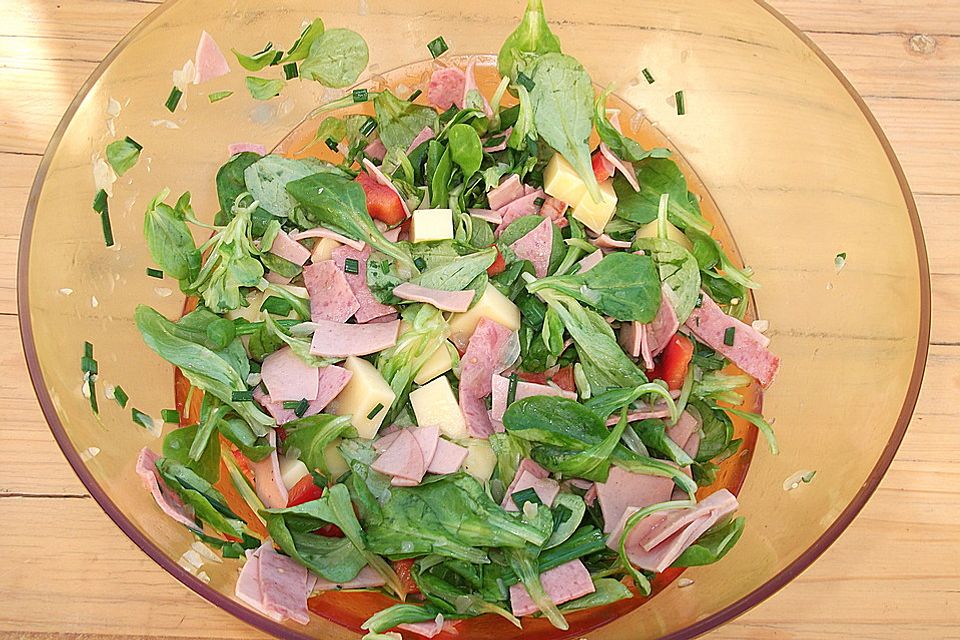 Feldsalat mit Paprika und Fleischwurst