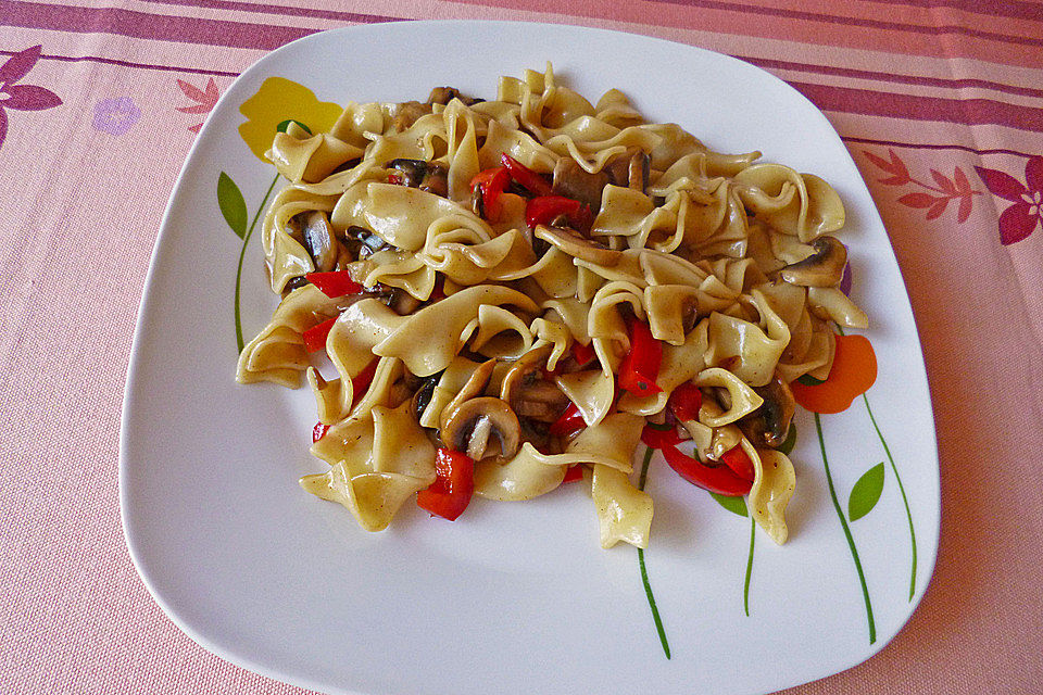 Nudeln mit süß-scharfer Champignon-Paprikasoße