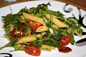 italienischer nudelsalat mit rucola