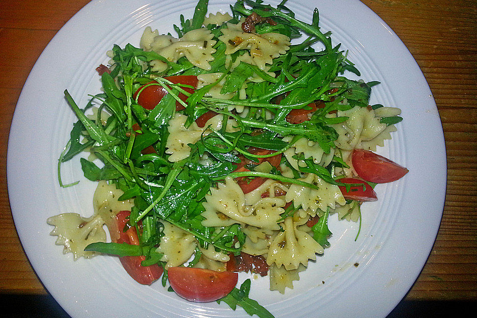 Italienischer Nudelsalat mit Rucola