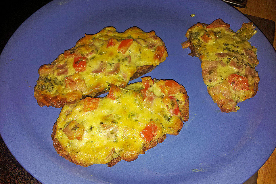 Überbackenes Brot mit Kräuteraufstrich