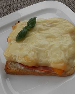 Überbackenes Schinken-Pfirsich-Brötchen