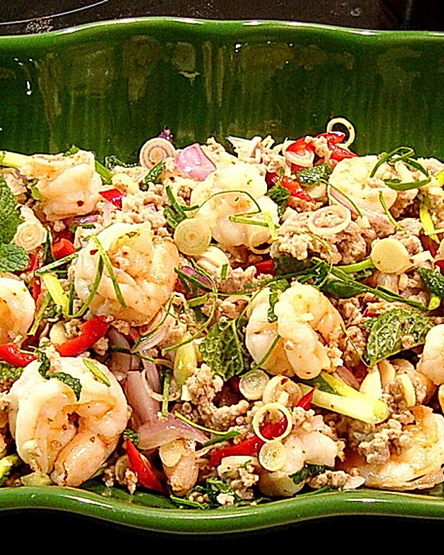 Thai-Salat mit Garnelen, Schweinefleisch und Zitronengras