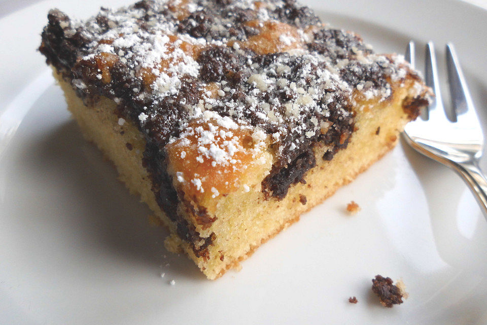 Streuselkuchen mit versunkenden Schokoladenstreusel mit Puderzucker