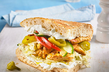 Fladenbrot-Sandwich mit Hühnchen