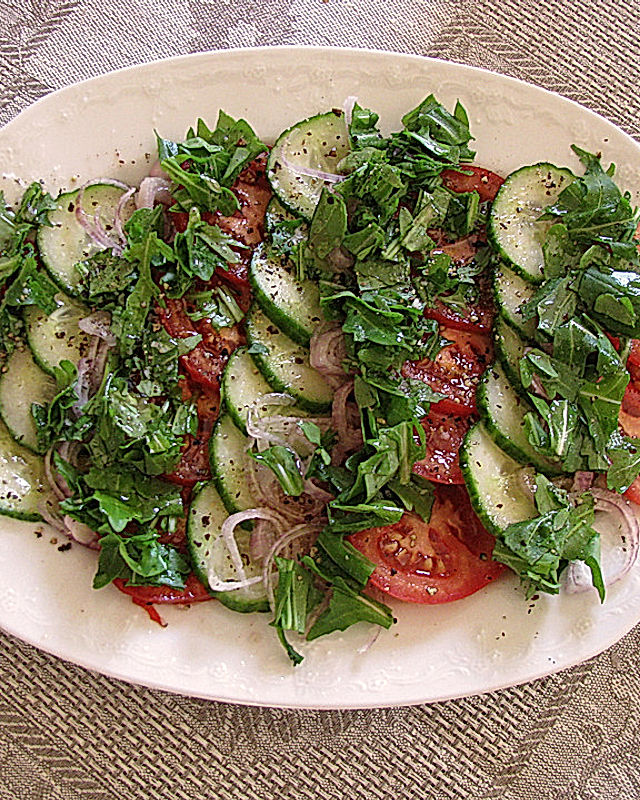 Gurken-Tomaten-Salat mit Rauke