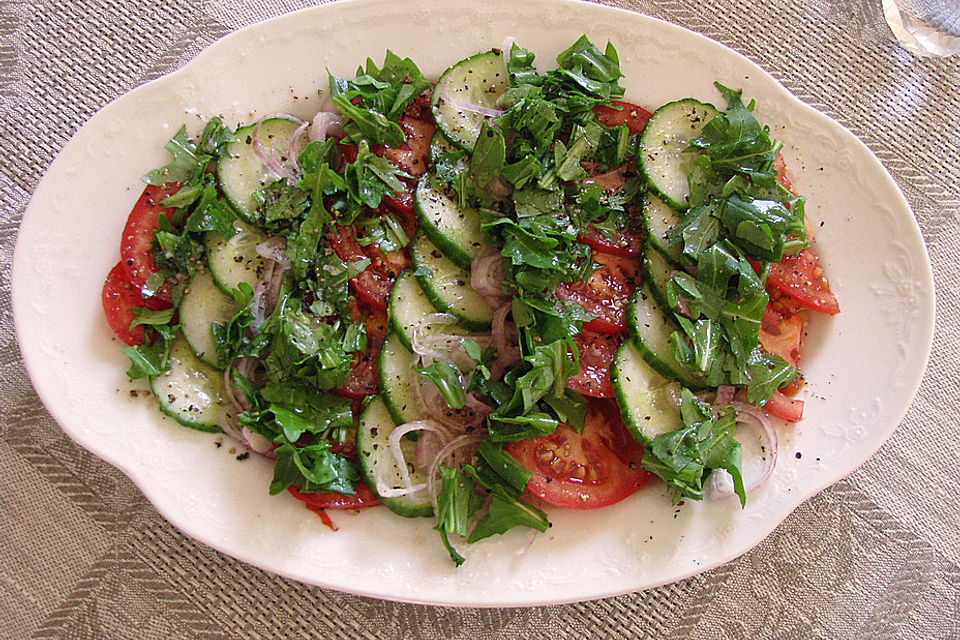 Gurken-Tomaten-Salat mit Rauke