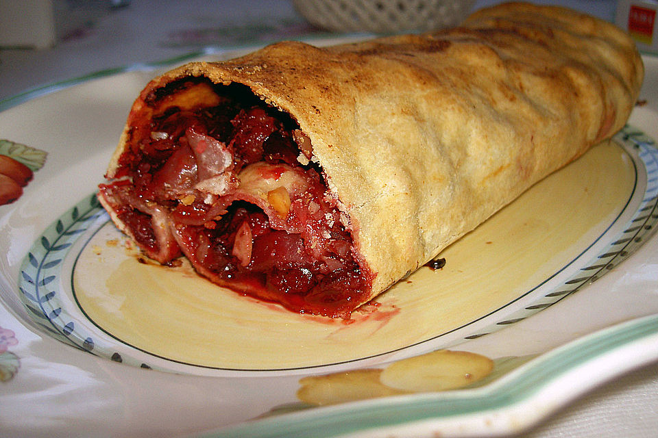 Strudel mit Sauerkirschen