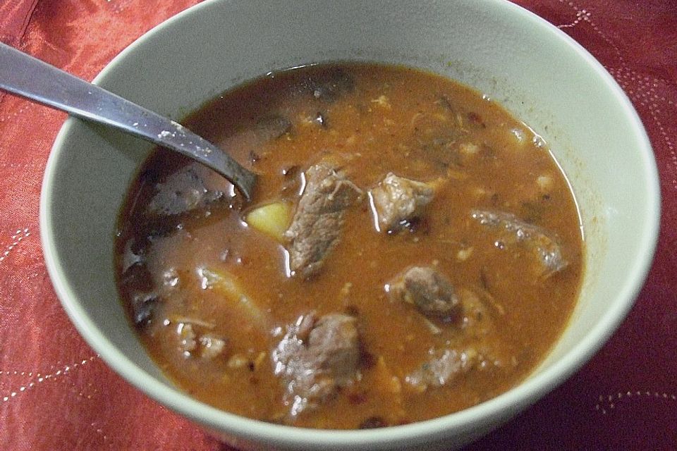 Gulaschsuppe à la Oma Gulaschsuppe à la Oma