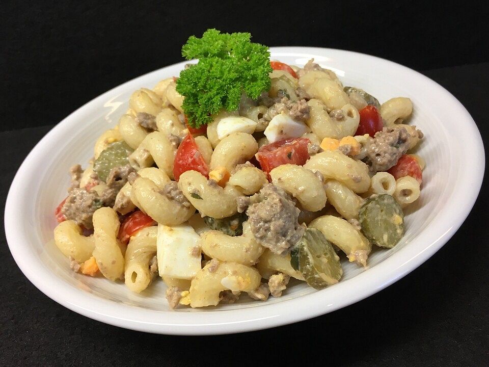 Nudelsalat mit Hackfleisch, Eiern, Gewürzgurken und Tomaten von ...