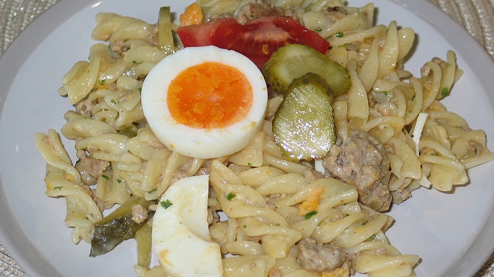 Nudelsalat Mit Hackfleisch Eiern Gewurzgurken Und Tomaten Von Katinka50 Chefkoch 