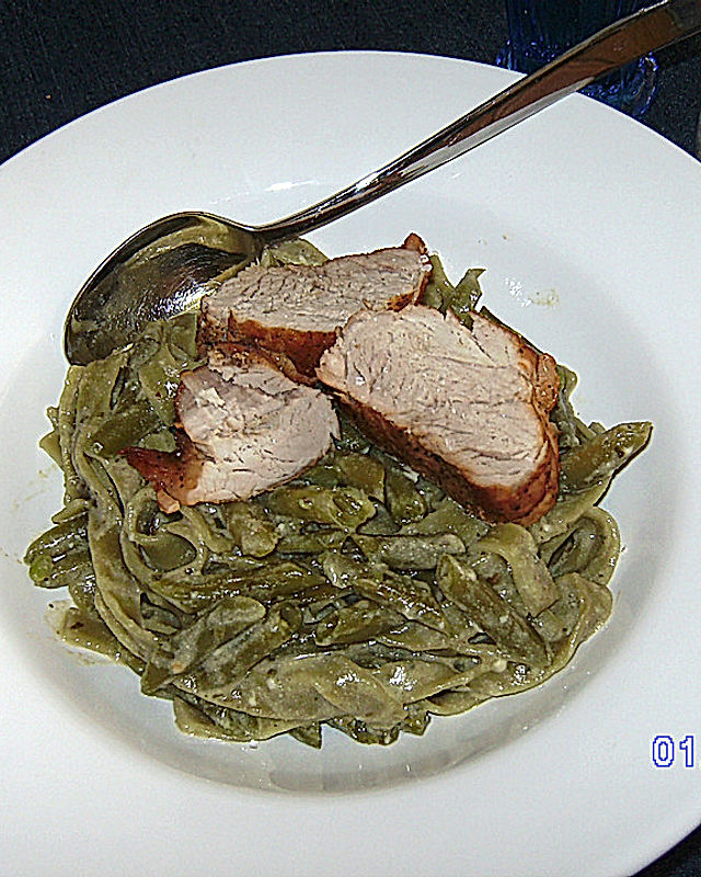 Schweinefilet mit Tagliatelle in Estragonsoße und grünen Bohnen