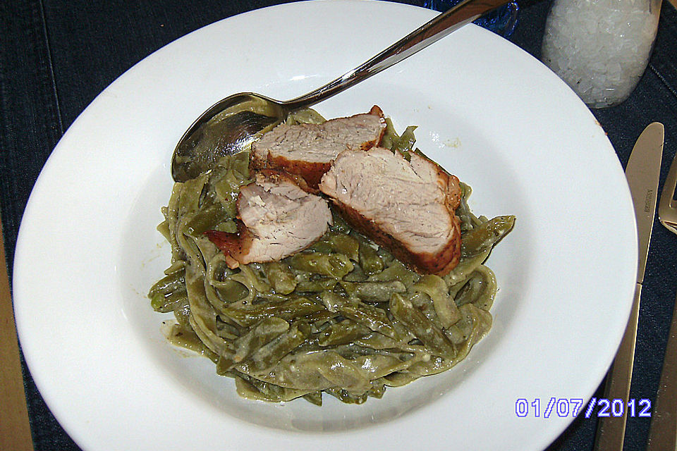 Schweinefilet mit Tagliatelle in Estragonsoße und grünen Bohnen