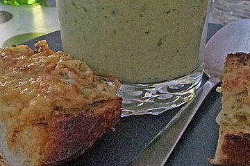 Kalte Gurken-Melonensuppe mit Schinkenchips und Kräuter-Knoblauch-Baguette