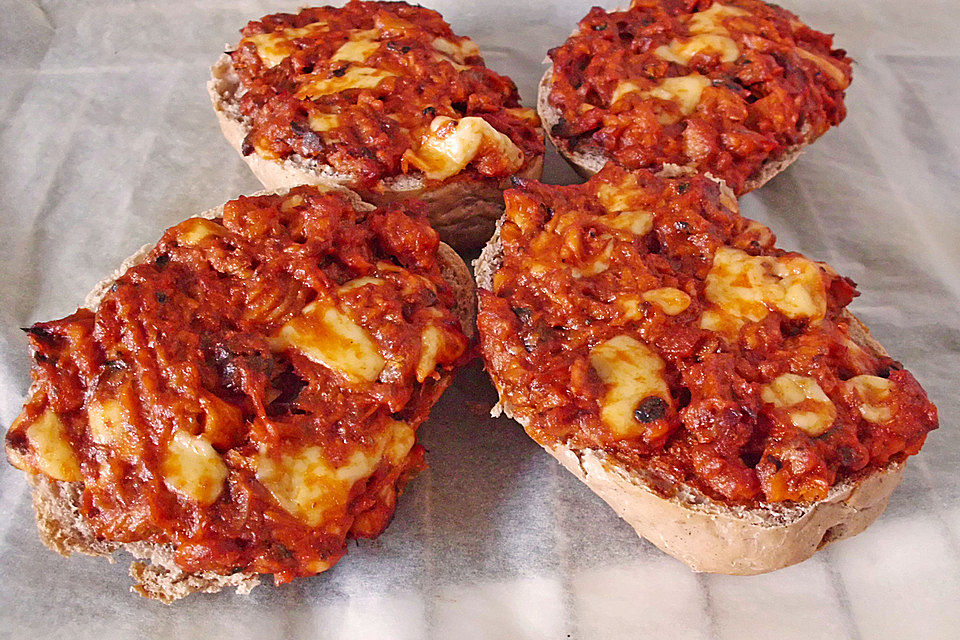 Brötchen mit Scheiblettenkäse und Heringsfilet in Tomatensoße gebacken Brötchen mit Scheiblettenkäse und Heringsfilet in Tomatensoße gebacken