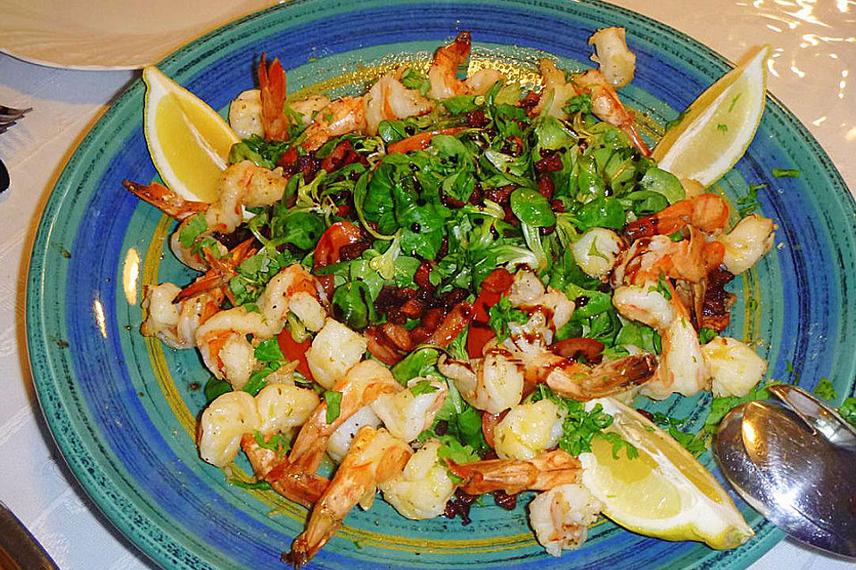 Pikant gebratene Scampi auf Feldsalat mit Orangenvinaigrette