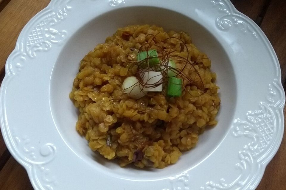 Zwiebel-Dal mit gelben Linsen