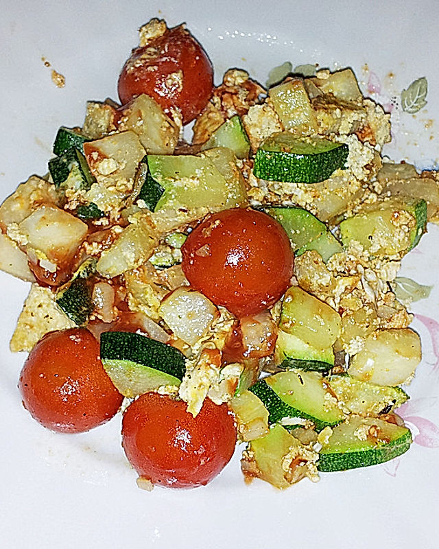 Zucchini-Kohlrabi-Pfanne mit Tomaten und Tofu