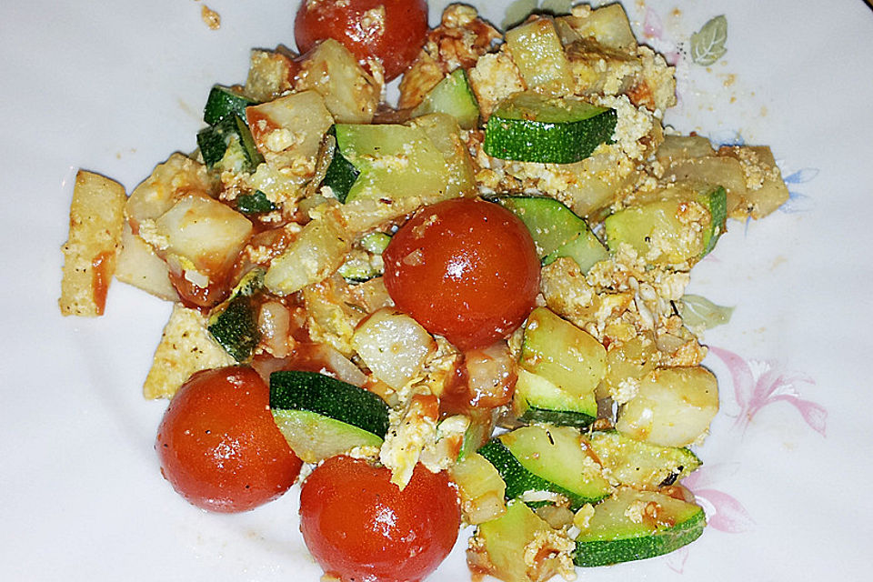 Zucchini-Kohlrabi-Pfanne mit Tomaten und Tofu