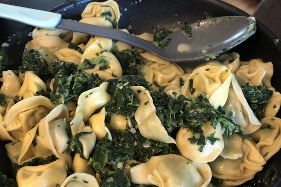 Tortellini mit cremiger Spinat-Gorgonzola Soße