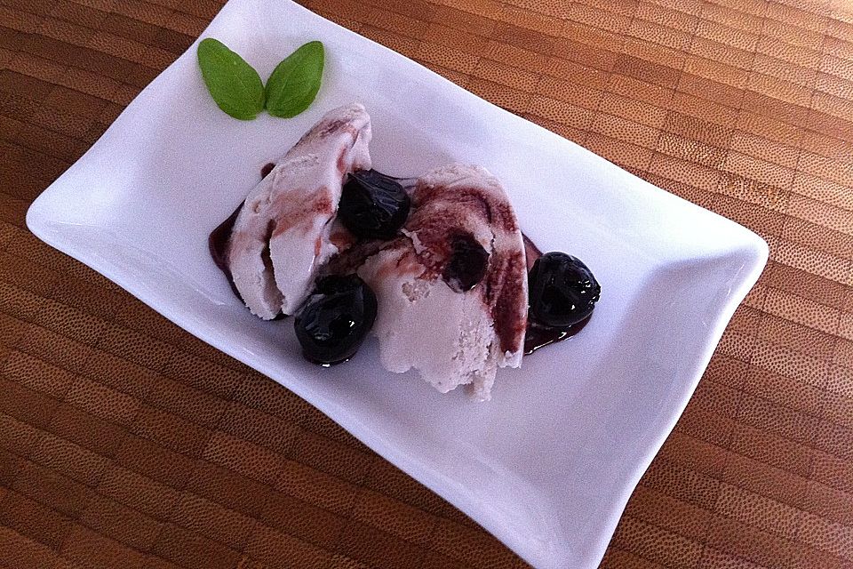 Kokos-Amarena-Eis