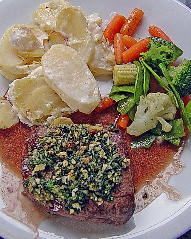 Lamm in Kräuterkruste mit Rotweinsauce und Kartoffelgratin