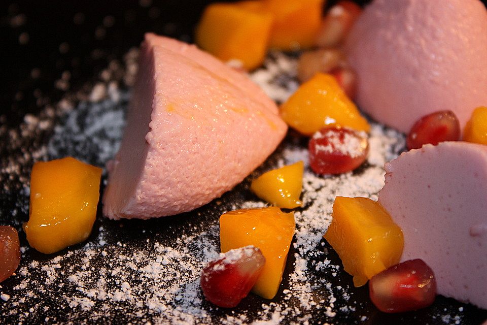 Rote Mousse mit Mango-Stückchen  und Granatapfel-Kernen