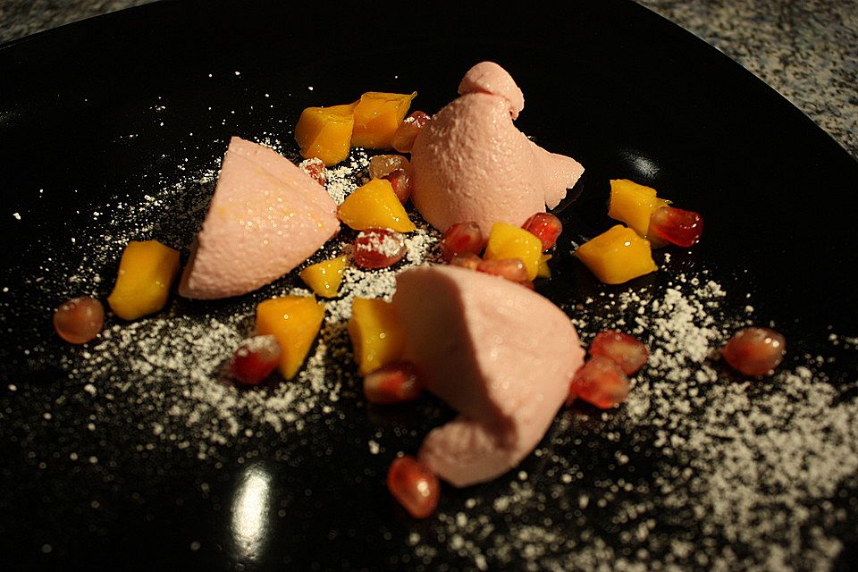 Rote Mousse mit Mango-Stückchen  und Granatapfel-Kernen