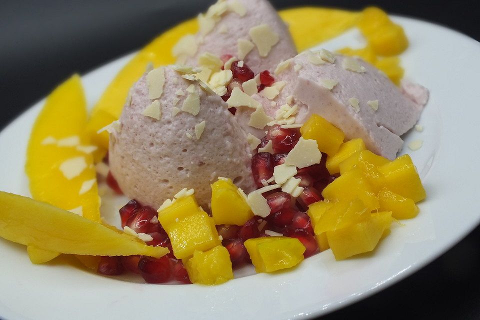 Rote Mousse mit Mango-Stückchen  und Granatapfel-Kernen