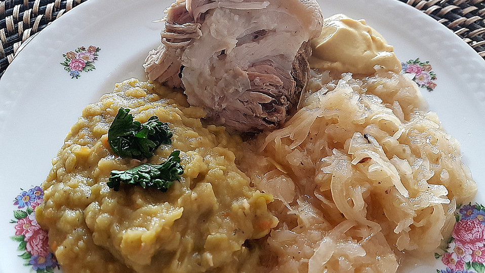 Berliner Eisbein mit Sauerkraut und Erbsenpüree von Hans60