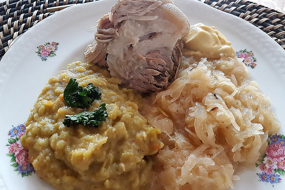 Berliner Eisbein mit Sauerkraut und Erbsenpüree