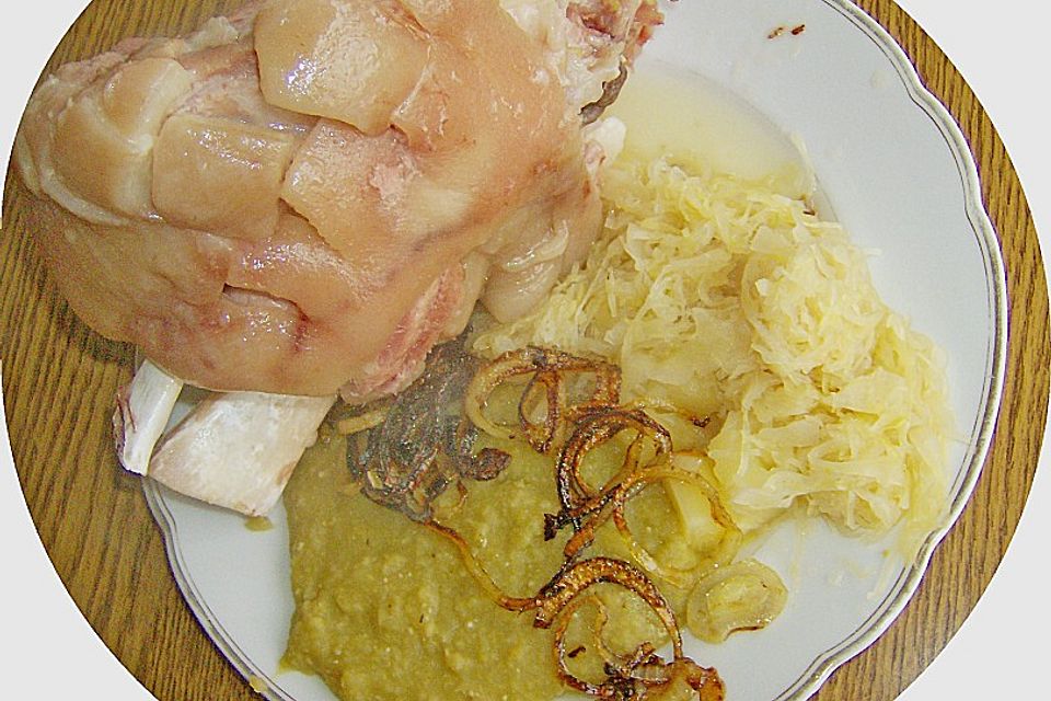 Berliner Eisbein mit Sauerkraut und Erbsenpüree