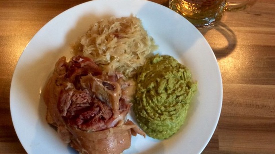 Berliner Eisbein mit Sauerkraut und Erbsenpüree von Hans60