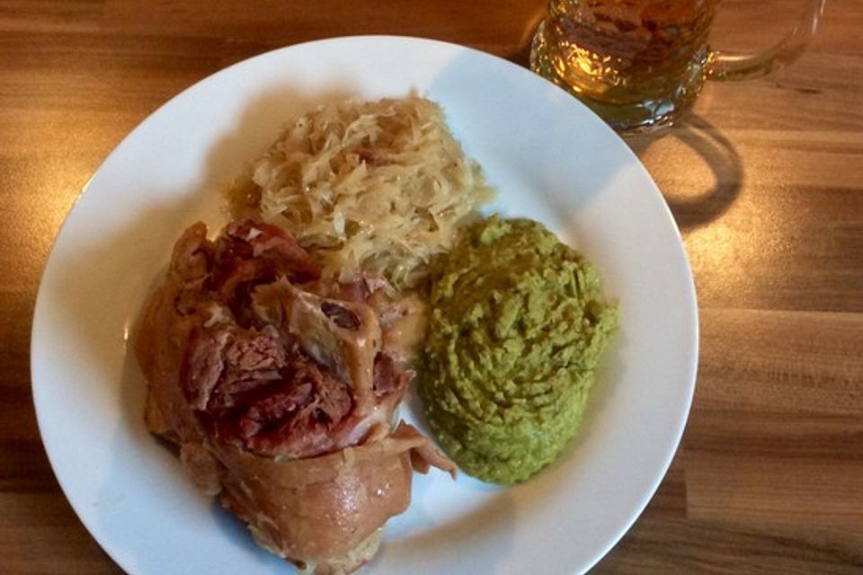 Berliner Eisbein mit Sauerkraut und Erbsenpüree