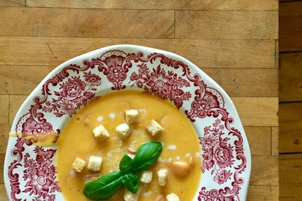 Cremige Kürbissuppe mit Äpfeln, Karotten und Kartoffeln